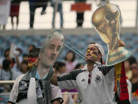 Фан сборной Германии с портретом Руди Феллера