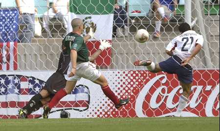 Донован забивает второй гол