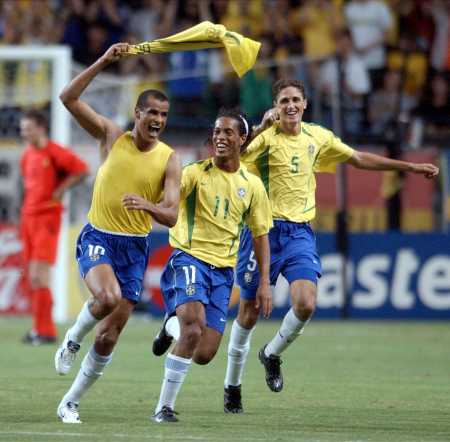 Ривалдо празднует забитый гол